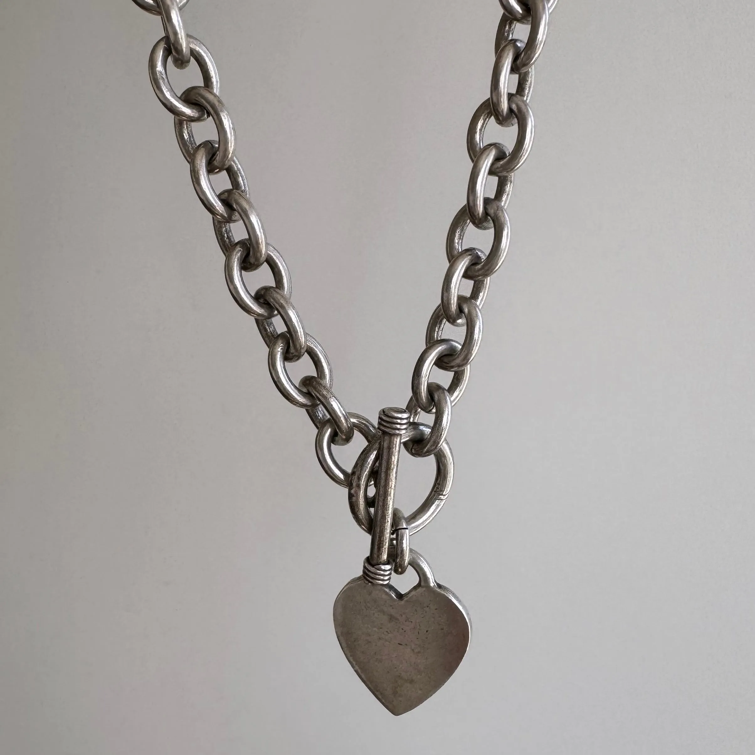 V I N T A G E // heart adorned / sterling silver oval cable link toggle chain with a heart pendant / 17, 59g